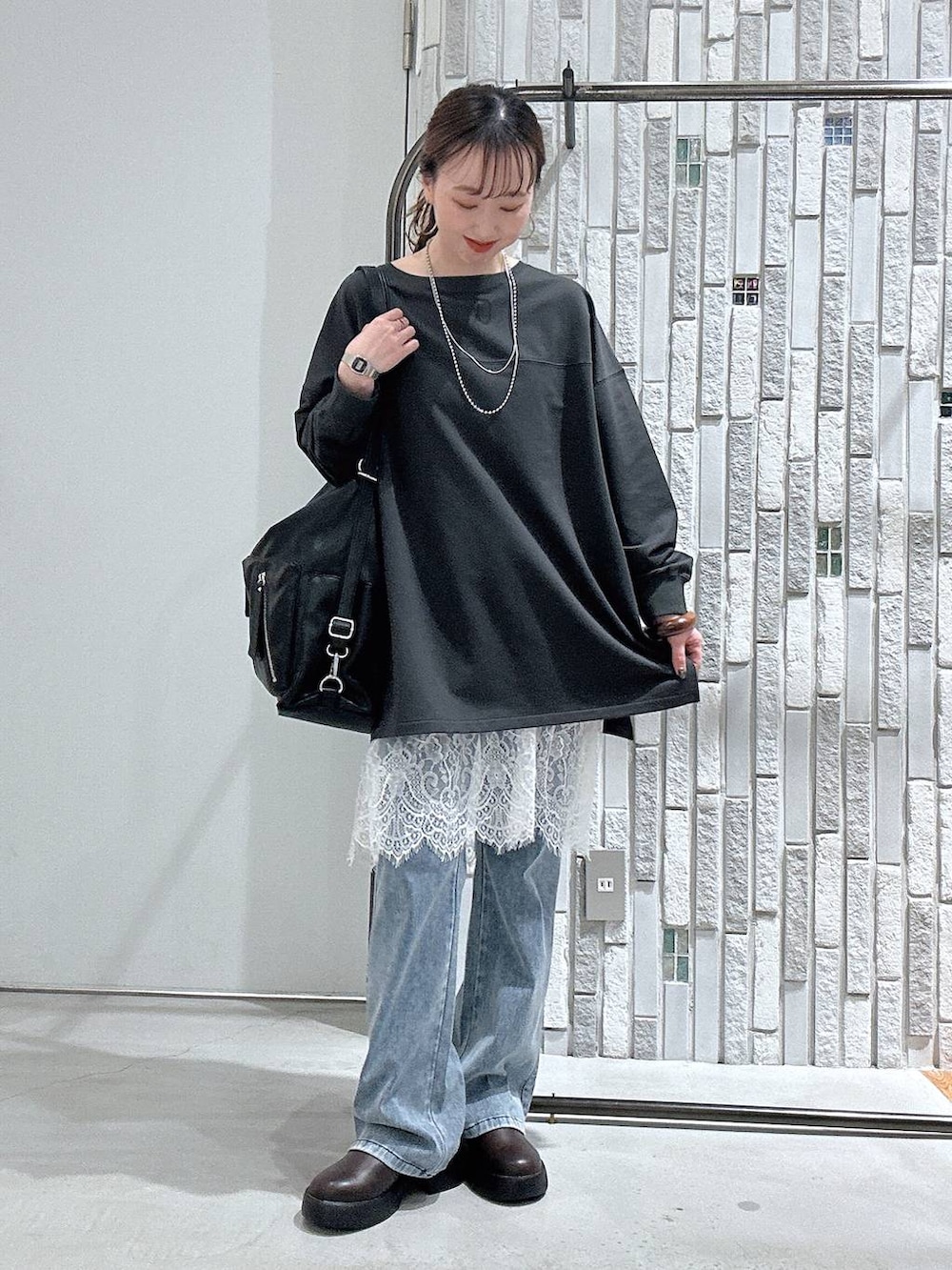 ブラウン系のサンダル、ブラック系のショルダーバッグ、グレー系のTシャツ/カットソーを着用したレディースの春コーディネートの2枚目の写真