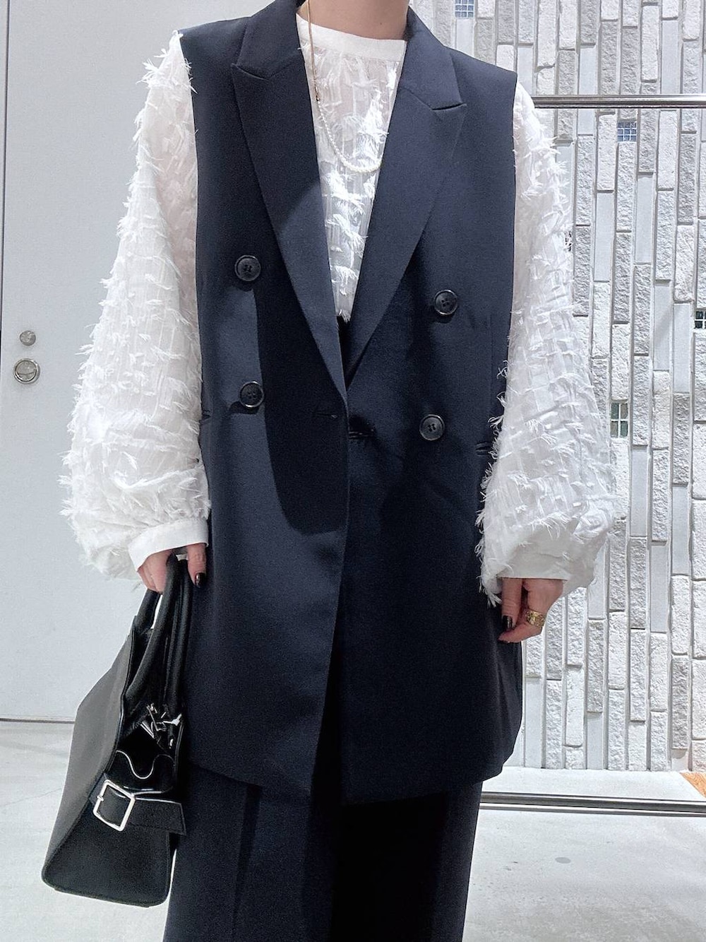 ブルー系のその他パンツ、ブルー系のその他アウター、ホワイト系のシャツ/ブラウスを着用したレディースの冬コーディネートの5枚目の写真