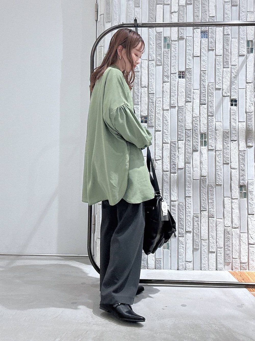 ブラック系のショルダーバッグ、グリーン系のシャツ/ブラウス、ブラック系のTシャツ/カットソーを着用したレディースの春コーディネートの3枚目の写真
