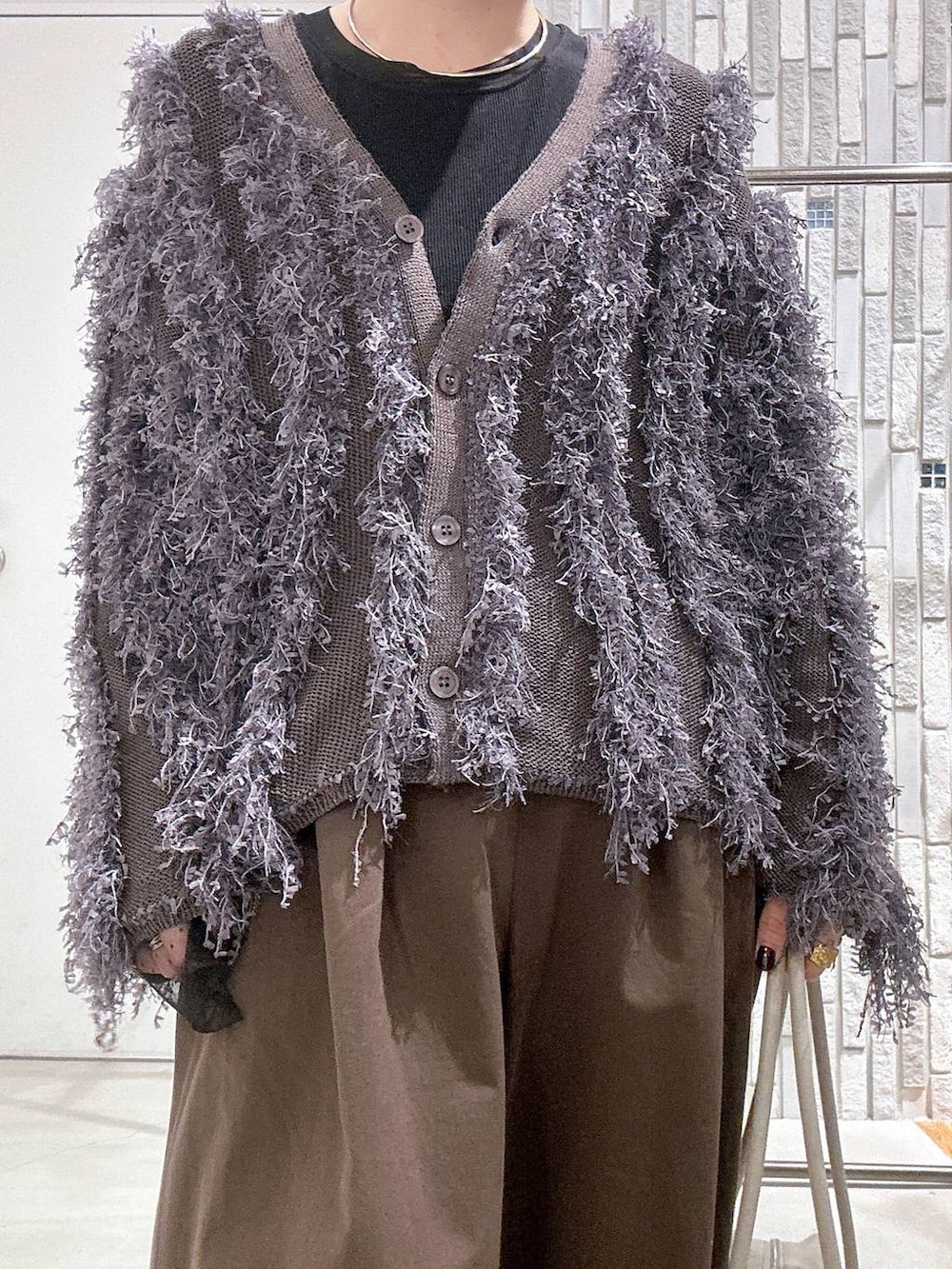 ブラック系のブーツ、ブラック系のTシャツ/カットソー、ホワイト系のボストンバッグを着用したレディースの冬コーディネートの5枚目の写真