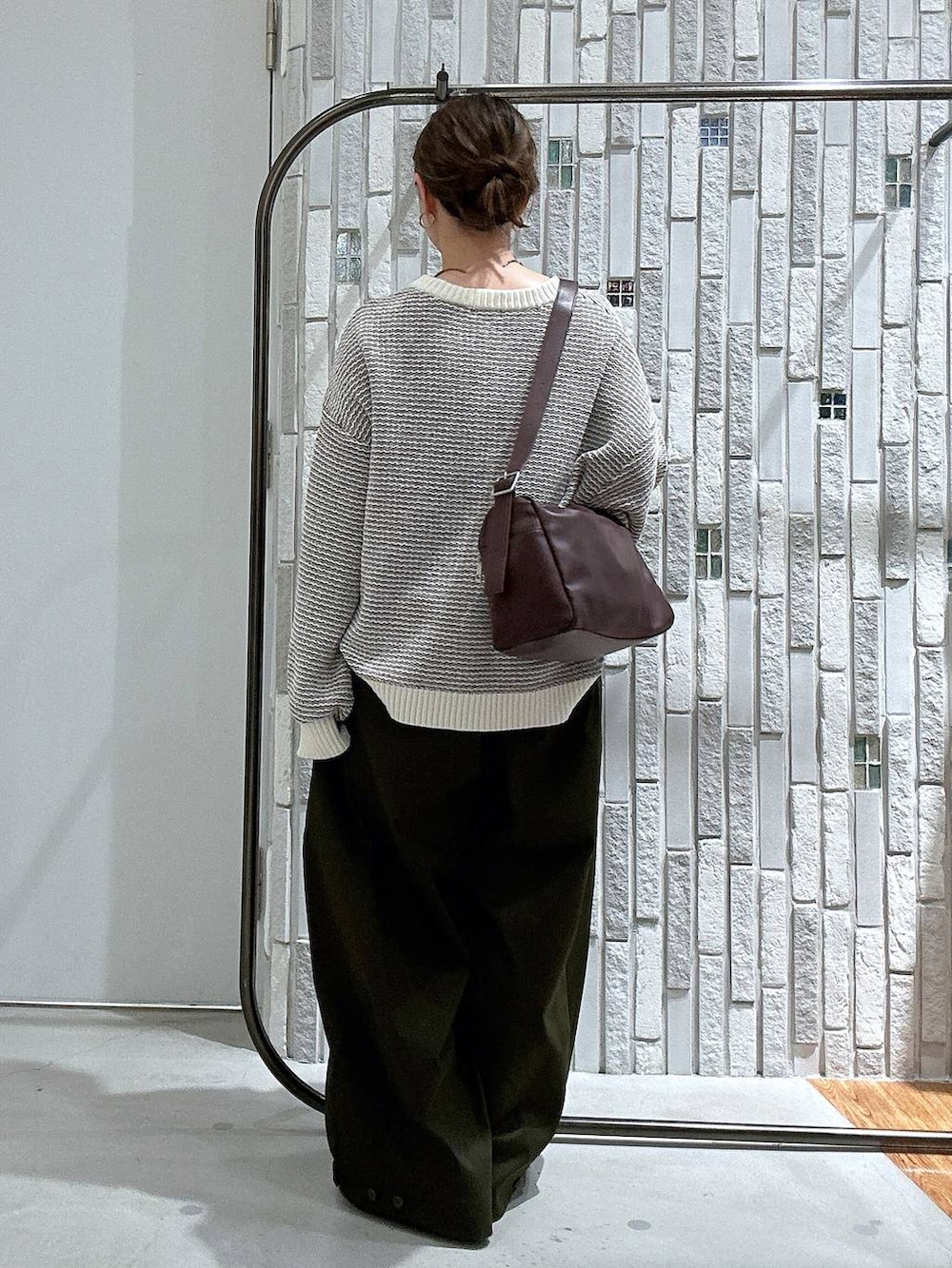 ブラック系のローファー、グリーン系のその他パンツ、ホワイト系のニット/セーターを着用したレディースの秋コーディネートの5枚目の写真