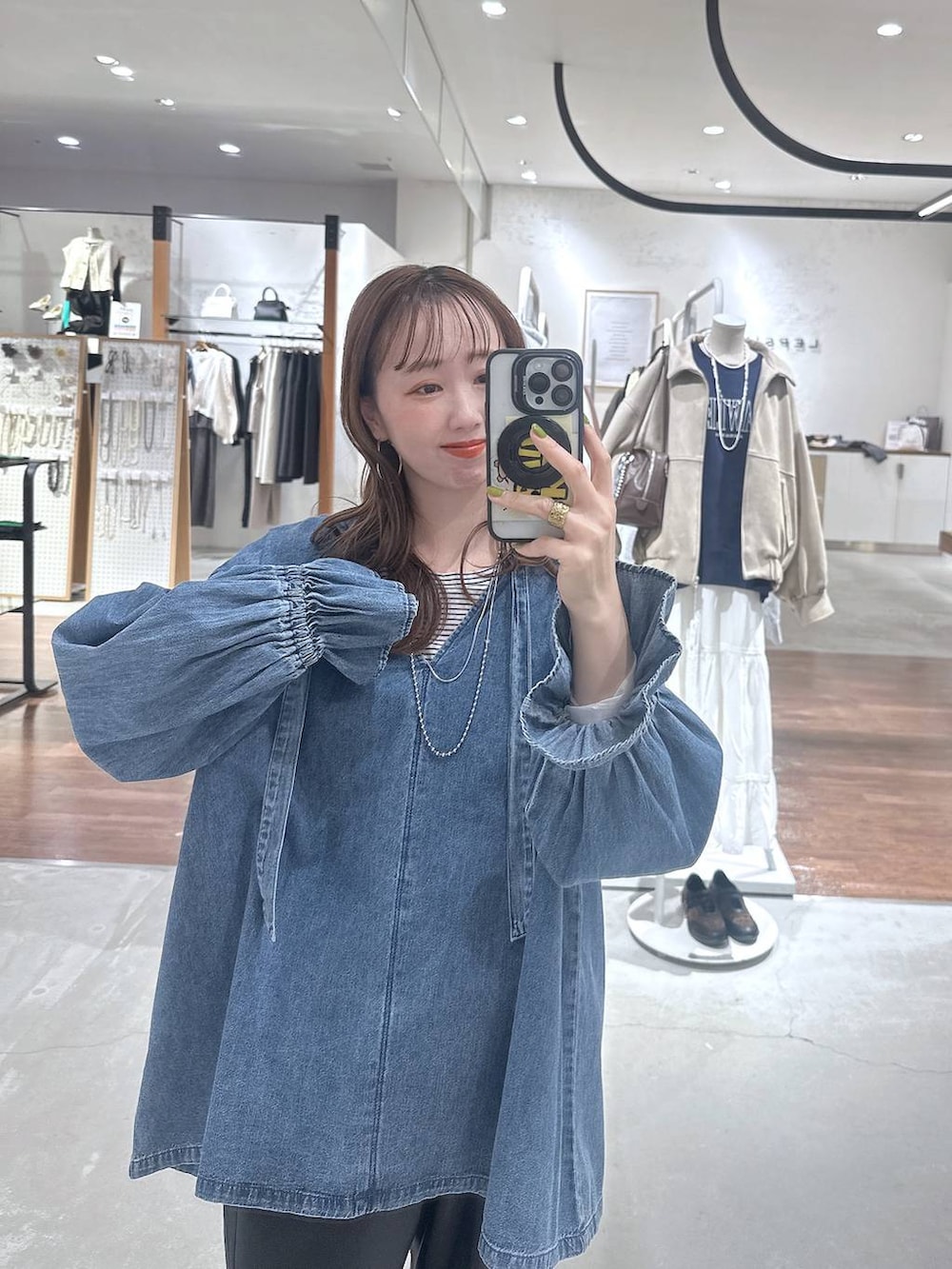 ホワイト系のTシャツ/カットソー、ブルー系のシャツ/ブラウス、ブラック系のその他パンツを着用したレディースの冬コーディネートの2枚目の写真