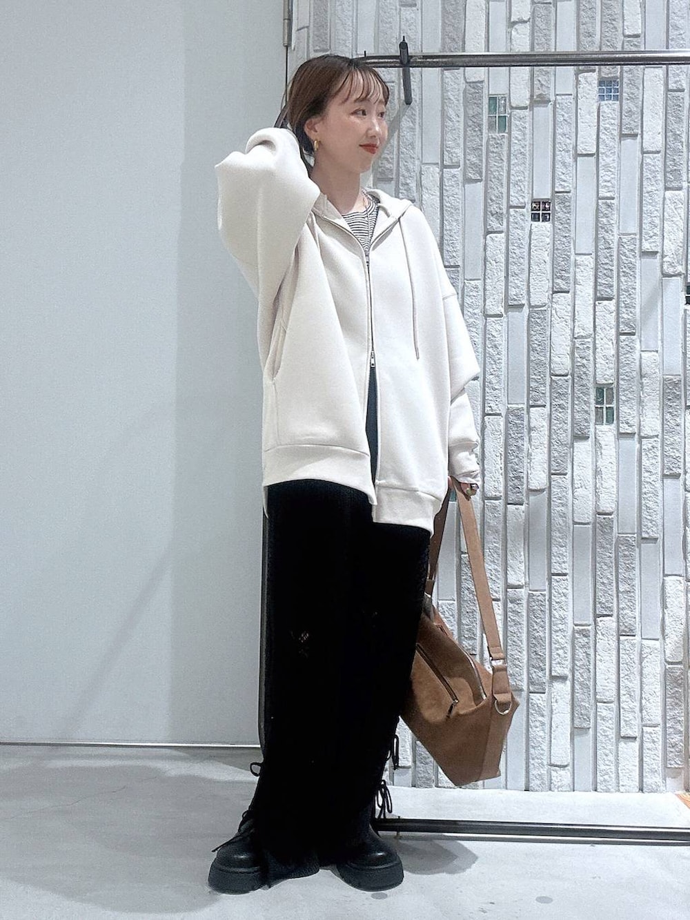ホワイト系のTシャツ/カットソー、ブラウン系のショルダーバッグ、ブラック系のサンダルを着用したレディースの冬コーディネートの2枚目の写真