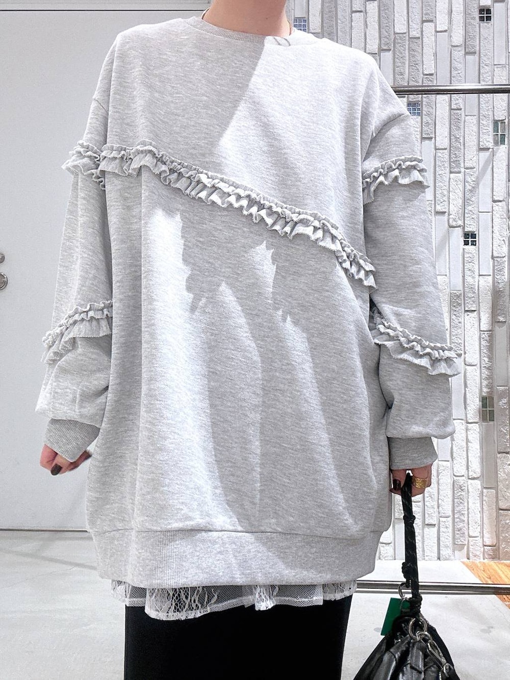 その他のショルダーバッグ、ブラウン系のサンダル、ホワイト系のTシャツ/カットソーを着用したレディースの冬コーディネートの6枚目の写真