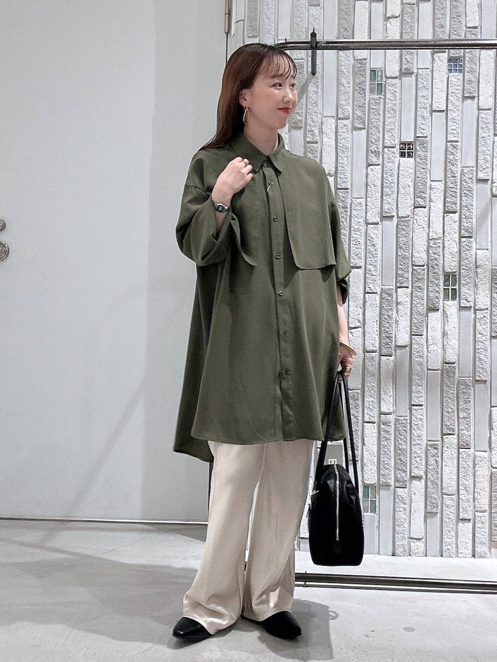 グリーン系のシャツ/ブラウス、ブラック系のボストンバッグ、ホワイト系のその他パンツを着用したレディースの春コーディネートの2枚目の写真