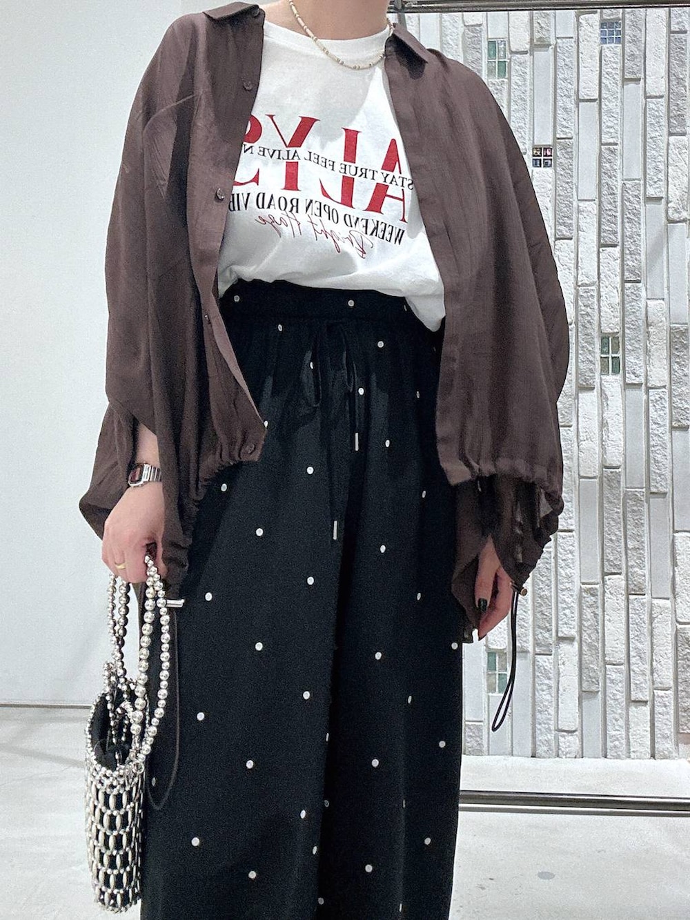 ブラウン系のシャツ/ブラウス、ホワイト系のTシャツ/カットソー、ブラウン系のサンダルを着用したレディースの夏コーディネートの5枚目の写真