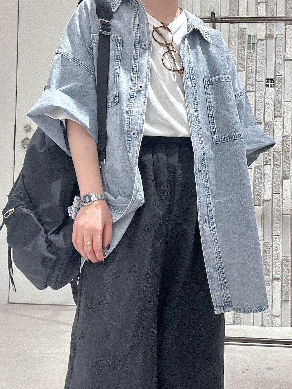 ホワイト系のTシャツ/カットソー、ブルー系のシャツ/ブラウス、ブラック系のバックパック/リュックを着用したレディースの夏コーディネートの3枚目の写真
