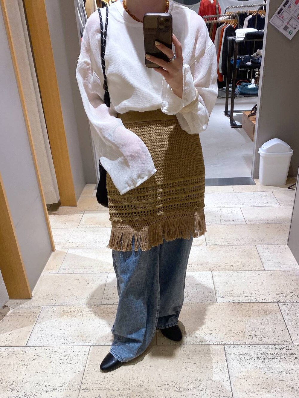 ブルー系のデニムパンツ、ブラック系のトートバッグ、ブラック系のパンプスを着用したレディースの春コーディネートの7枚目の写真