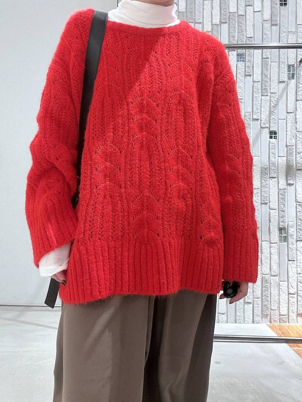 ホワイト系のTシャツ/カットソー、ブラウン系のその他パンツ、ブラック系のショルダーバッグを着用したレディースの冬コーディネートの6枚目の写真