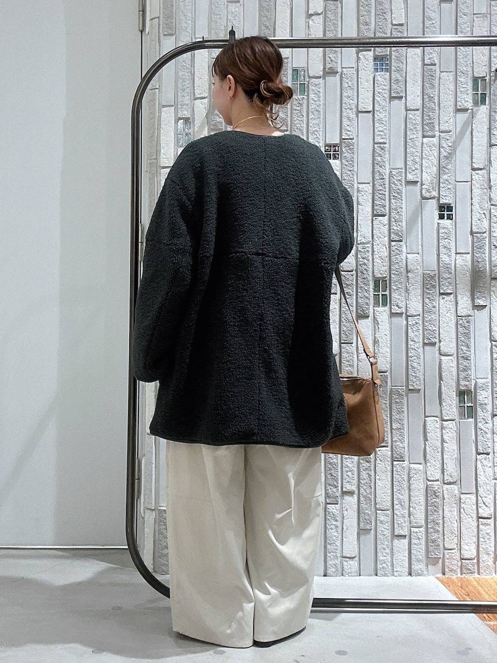 ホワイト系のその他パンツ、ブラウン系のショルダーバッグ、グレー系のその他アウターを着用したレディースの冬コーディネートの4枚目の写真