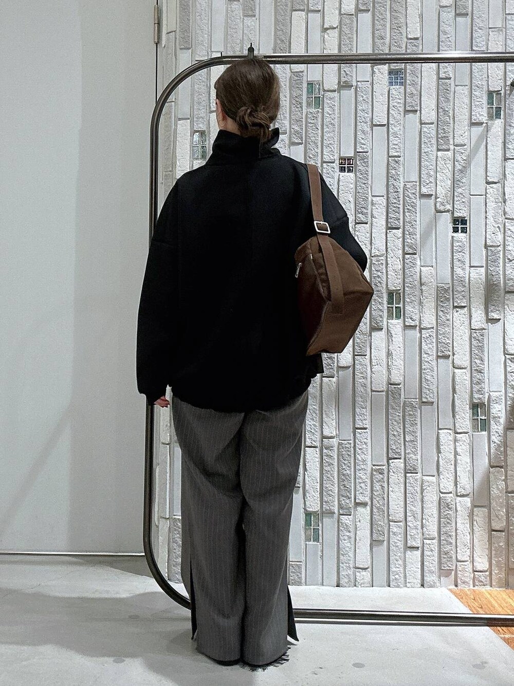 グレー系のその他パンツ、ブラック系のローファー、ブラック系のカーディガン/ボレロを着用したレディースの秋コーディネートの4枚目の写真