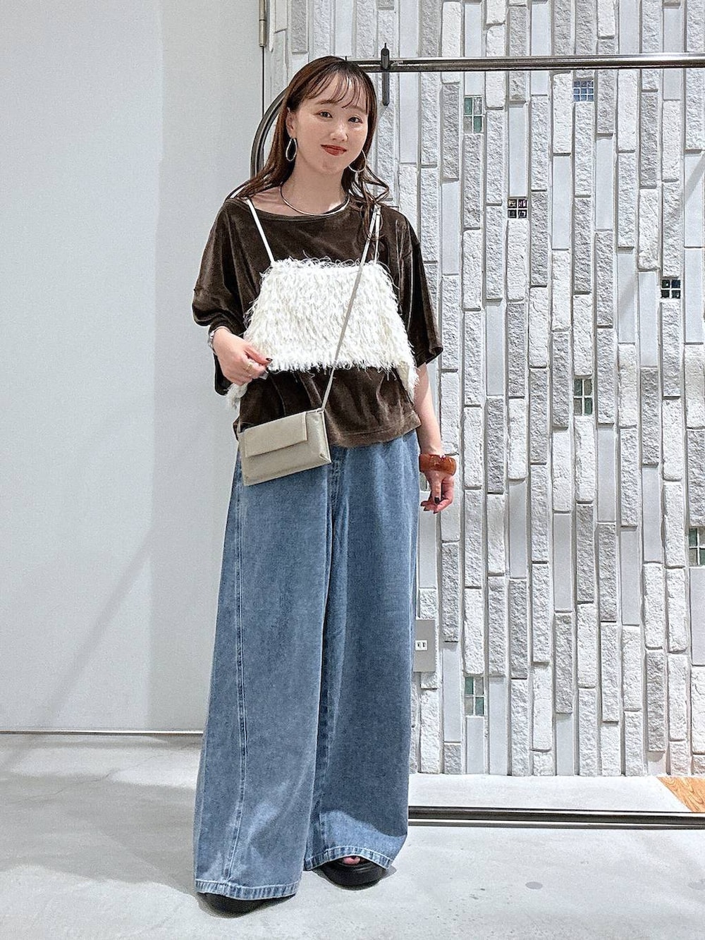 ホワイト系のその他トップス、ベージュ系のサンダル、ブラウン系のTシャツ/カットソーを着用したレディースの夏コーディネートの2枚目の写真
