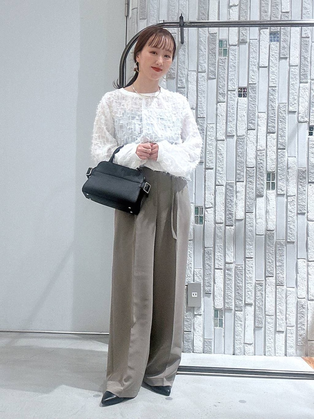 ブラウン系のその他パンツ、ブラウン系のテーラードジャケット、ホワイト系のシャツ/ブラウスを着用したレディースの冬コーディネートの6枚目の写真