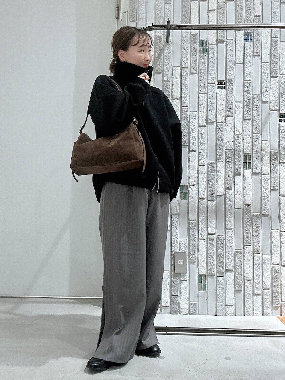 グレー系のその他パンツ、ブラック系のローファー、ブラック系のカーディガン/ボレロを着用したレディースの秋コーディネートの2枚目の写真