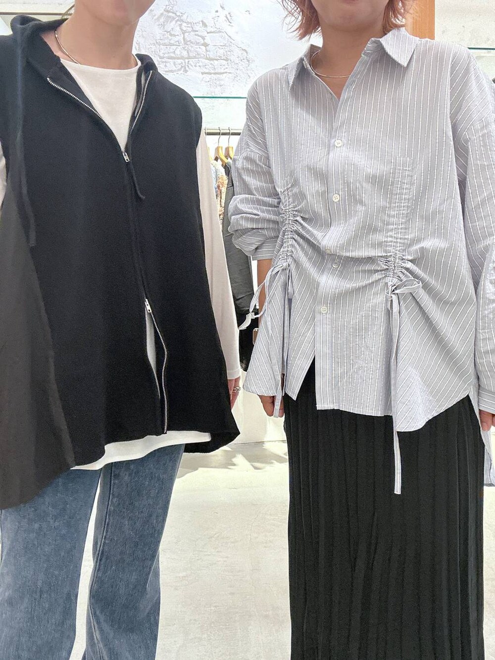 ブラウン系のシャツ/ブラウス、ブラック系のパンプス、ブラウン系のサンダルを着用したレディースの秋コーディネートの2枚目の写真