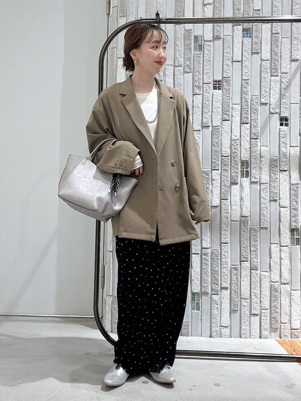 ホワイト系のTシャツ/カットソー、ブラウン系のテーラードジャケット、その他のトートバッグを着用したレディースの春コーディネートの2枚目の写真