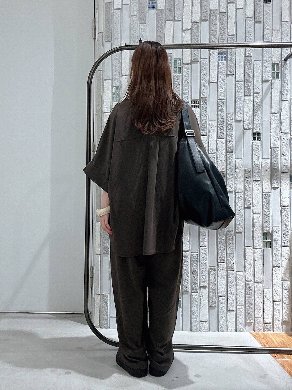 ブラウン系のその他パンツ、ブラック系のサンダル、ブラック系のショルダーバッグを着用したレディースの春コーディネートの4枚目の写真