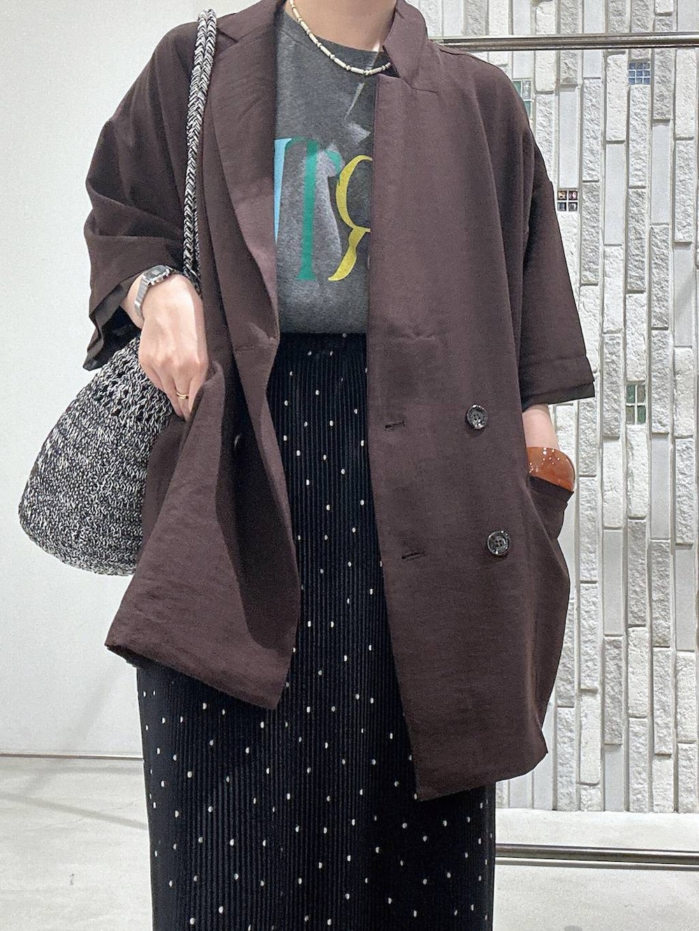 グレー系のTシャツ/カットソー、ブラック系のサンダル、ブラウン系のテーラードジャケットを着用したレディースの夏コーディネートの5枚目の写真