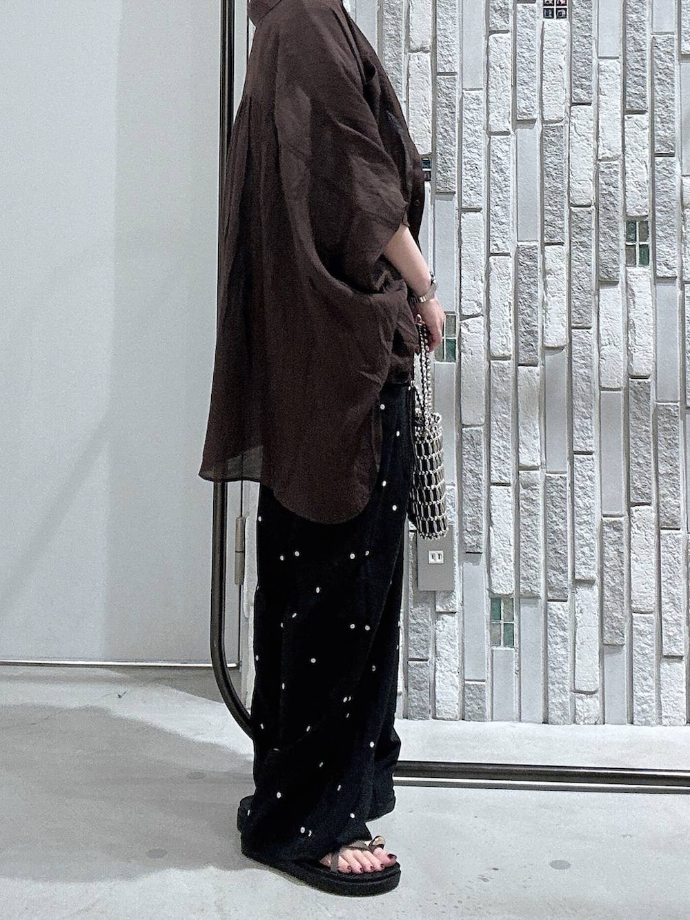 ブラウン系のシャツ/ブラウス、ホワイト系のTシャツ/カットソー、ブラウン系のサンダルを着用したレディースの夏コーディネートの3枚目の写真