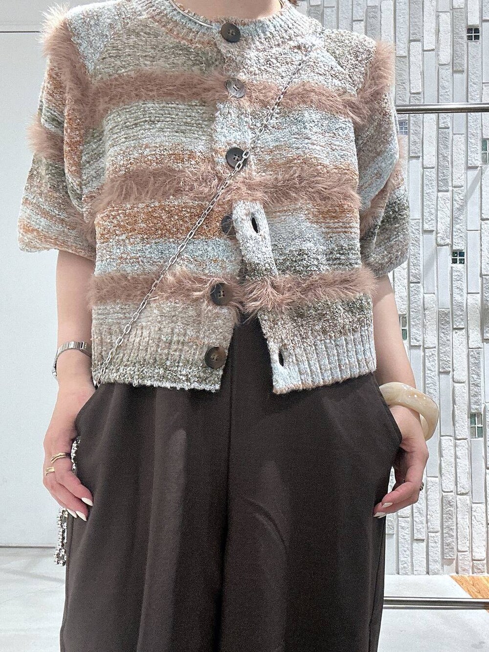 ブラウン系のその他パンツ、ブラウン系のニット/セーター、ブラック系のサンダルを着用したレディースの夏コーディネートの5枚目の写真