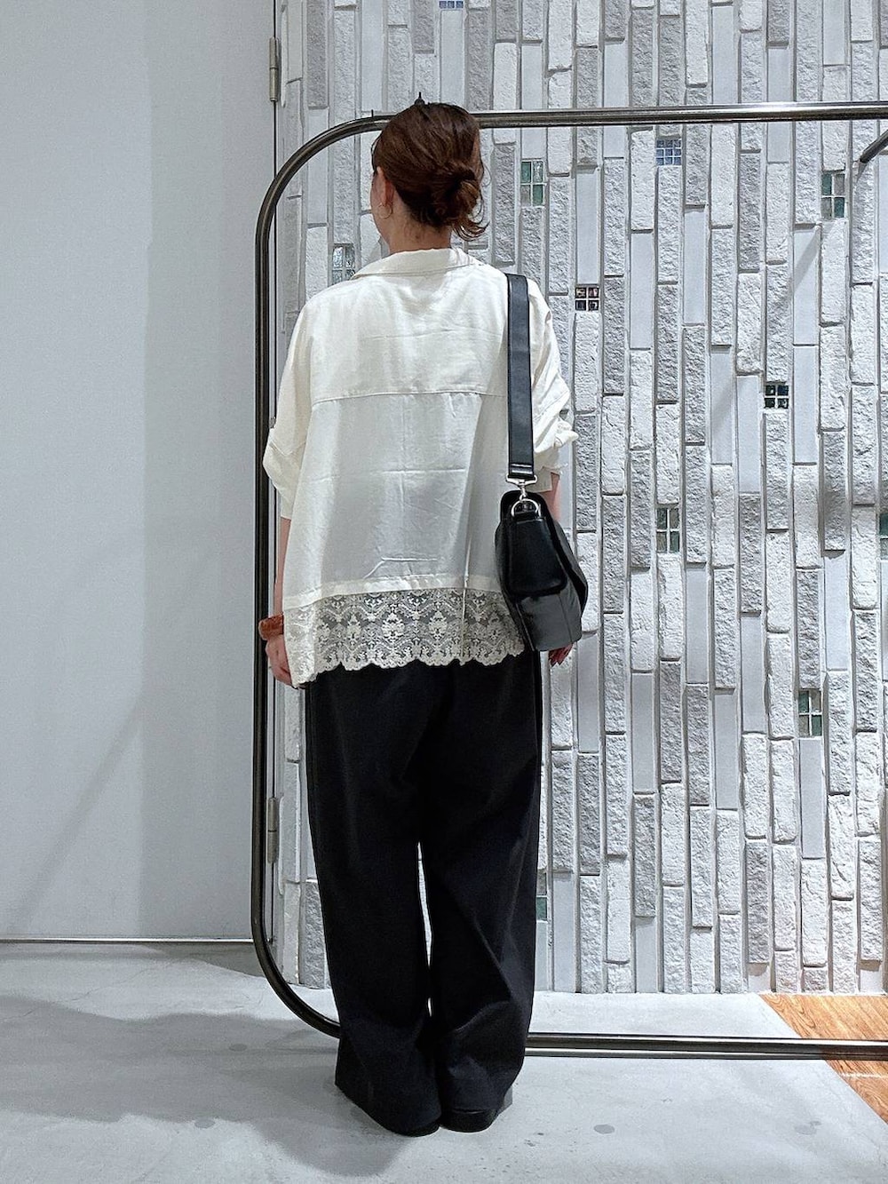 ベージュ系のシャツ/ブラウス、ホワイト系のTシャツ/カットソー、ブラック系のショルダーバッグを着用したレディースの夏コーディネートの4枚目の写真