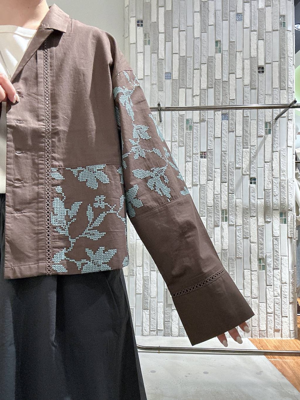 ブラウン系のシャツ/ブラウス、ブラウン系のローファー、ブラック系のショルダーバッグを着用したレディースの夏コーディネートの7枚目の写真