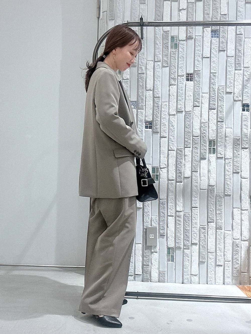 ブラウン系のその他パンツ、ブラウン系のテーラードジャケット、ホワイト系のシャツ/ブラウスを着用したレディースの冬コーディネートの3枚目の写真