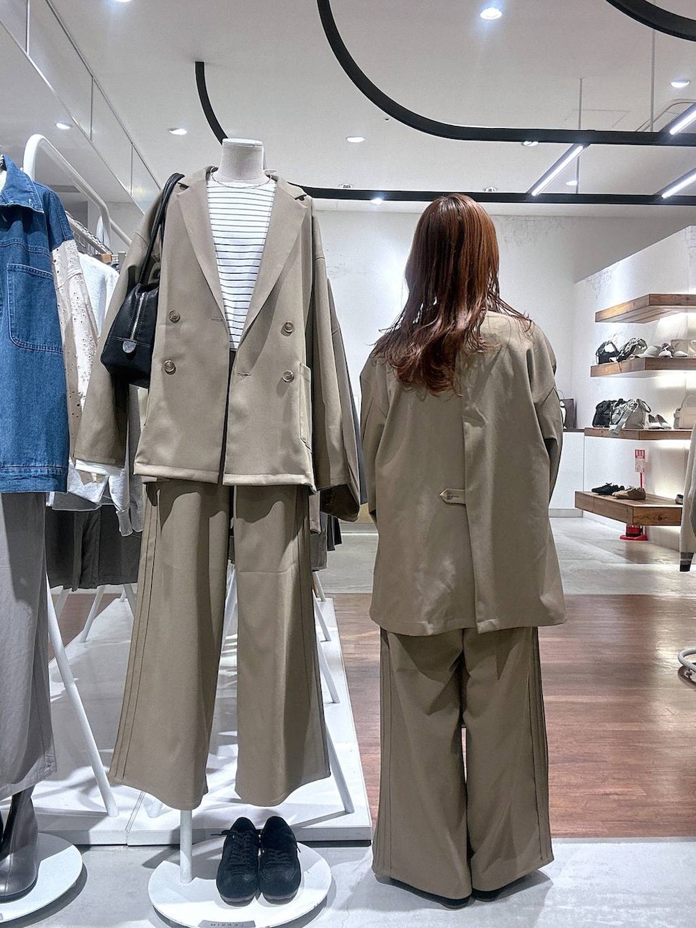 ブラウン系のその他パンツ、ブラウン系のテーラードジャケット、ブラック系のボストンバッグを着用したレディースの冬コーディネートの3枚目の写真