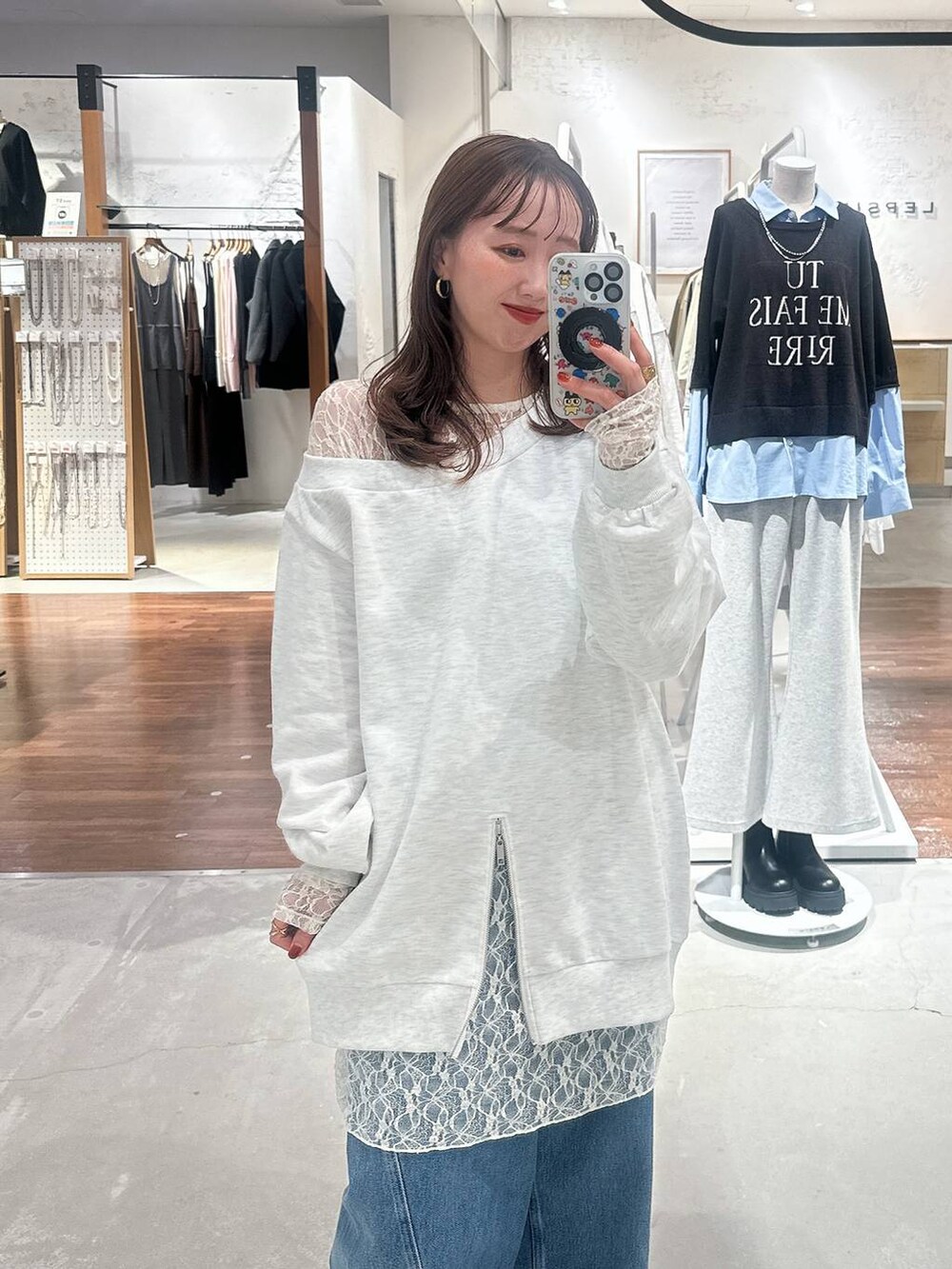 グレー系のTシャツ/カットソーを着用したレディースの冬コーディネートの2枚目の写真