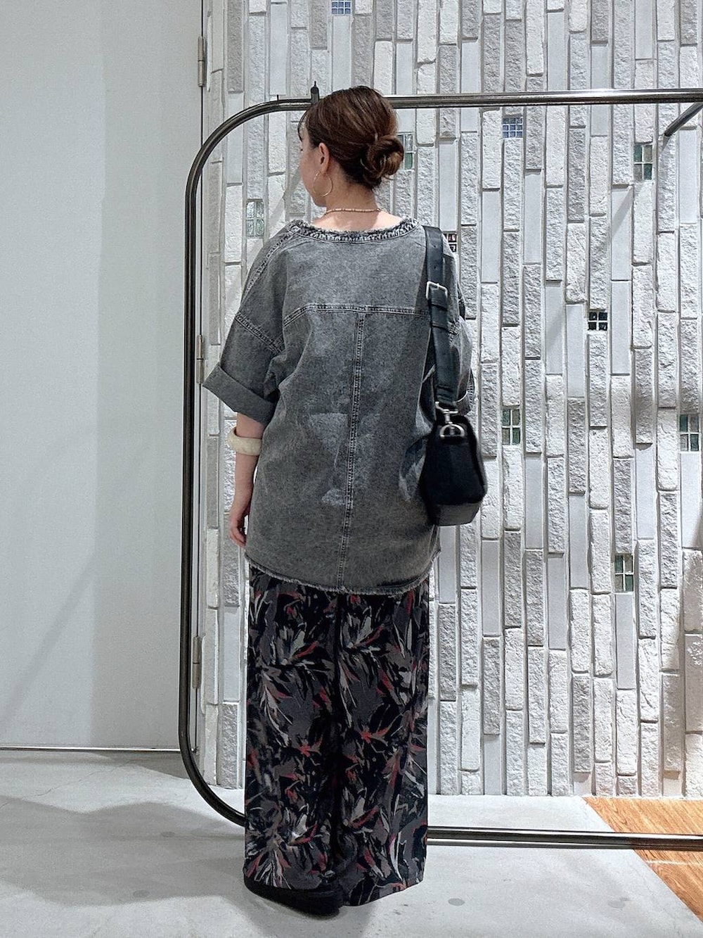 グレー系のその他パンツ、ブラック系のショルダーバッグ、ブラック系のサンダルを着用したレディースの春コーディネートの5枚目の写真