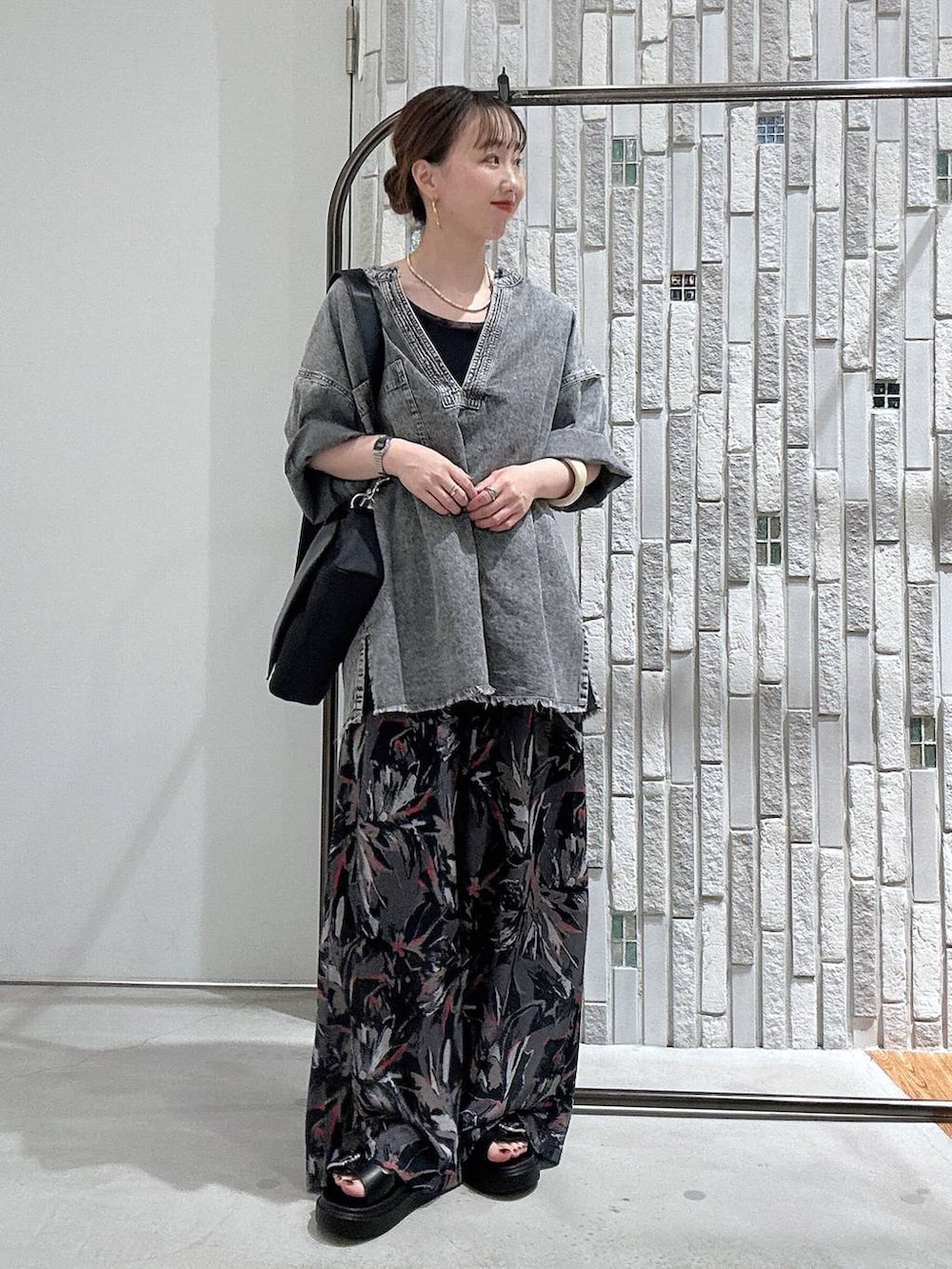 グレー系のその他パンツ、ブラック系のショルダーバッグ、ブラック系のサンダルを着用したレディースの春コーディネートの3枚目の写真