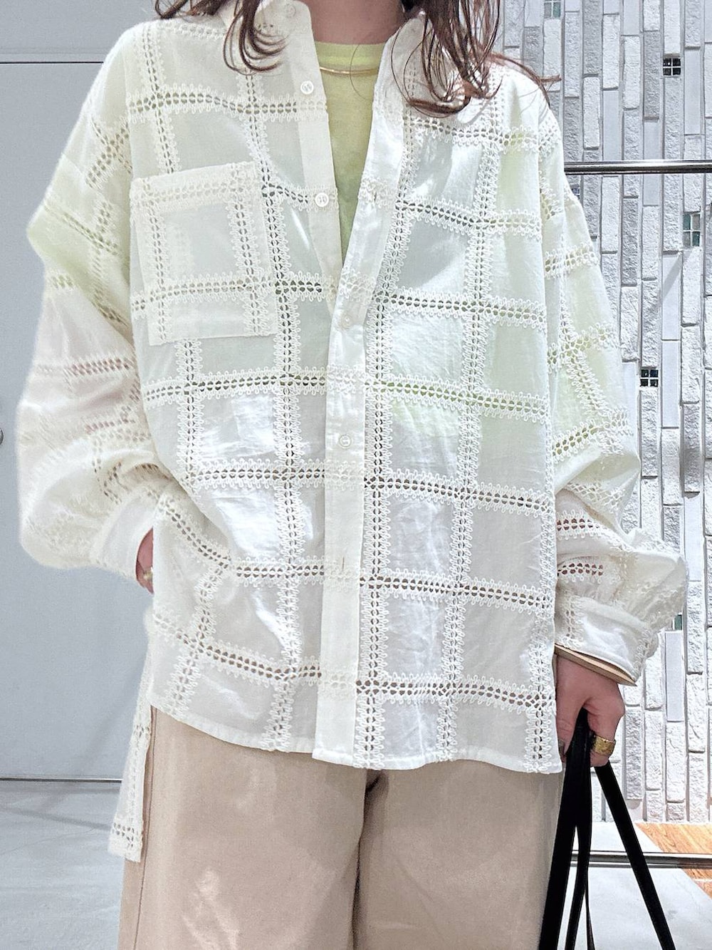 ブラック系のボストンバッグ、イエロー系のTシャツ/カットソー、ホワイト系のその他パンツを着用したレディースの冬コーディネートの5枚目の写真