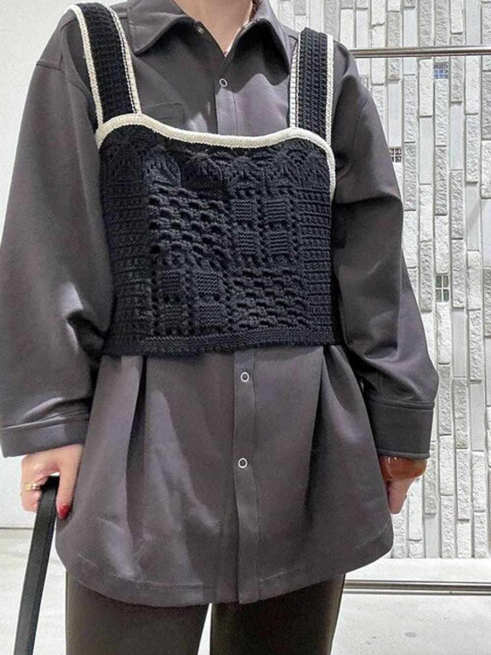 ホワイト系のショルダーバッグ、ブラック系のローファー、ブラック系のその他トップスを着用したレディースの秋コーディネートの4枚目の写真