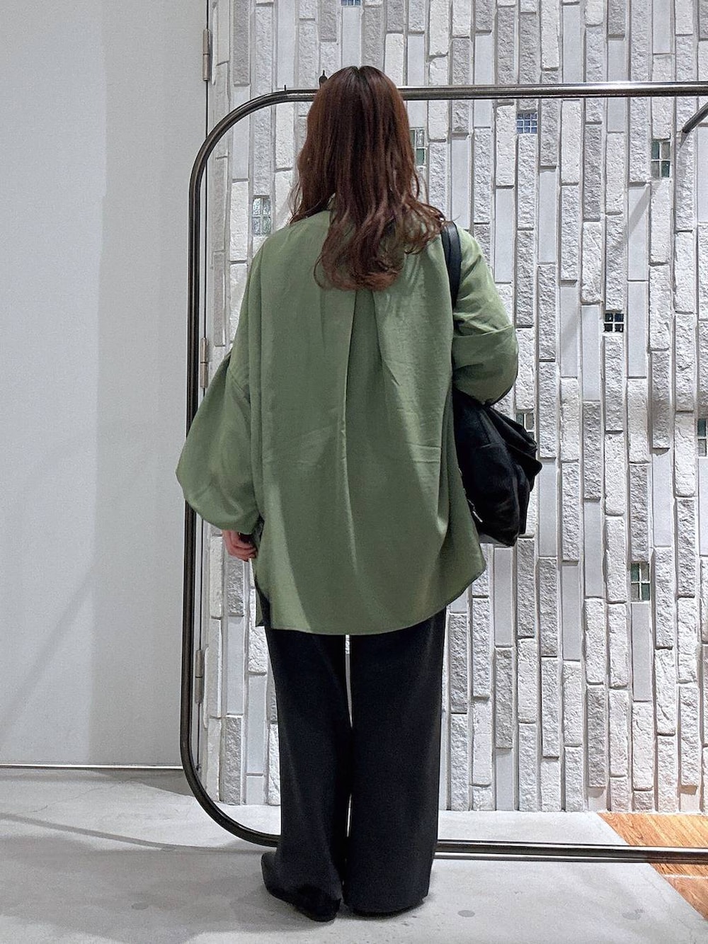 ブラック系のショルダーバッグ、グリーン系のシャツ/ブラウス、ブラック系のTシャツ/カットソーを着用したレディースの春コーディネートの4枚目の写真