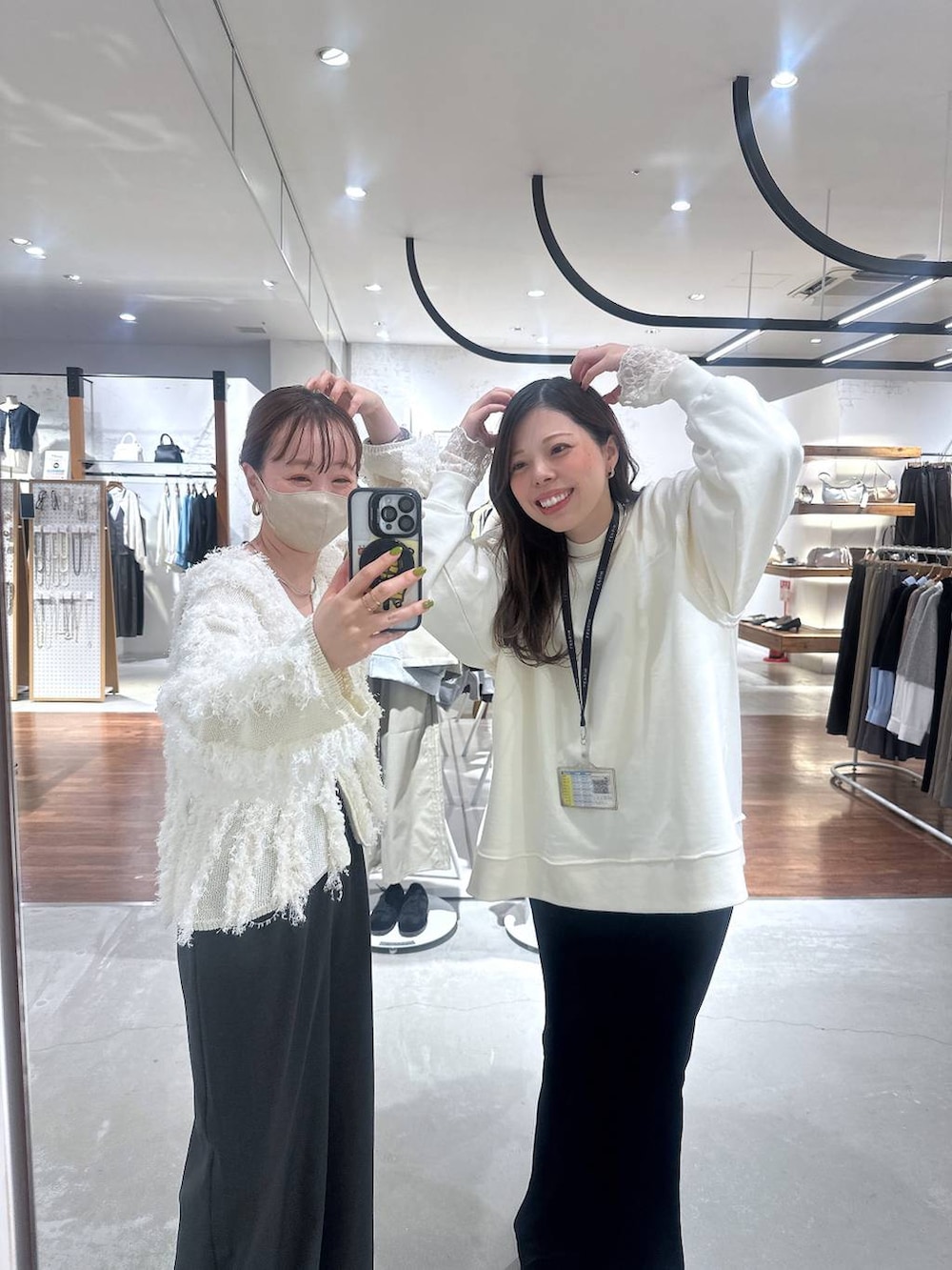 グレー系のその他パンツ、ブラック系のその他パンツ、ホワイト系のTシャツ/カットソーを着用したレディースの冬コーディネートの2枚目の写真