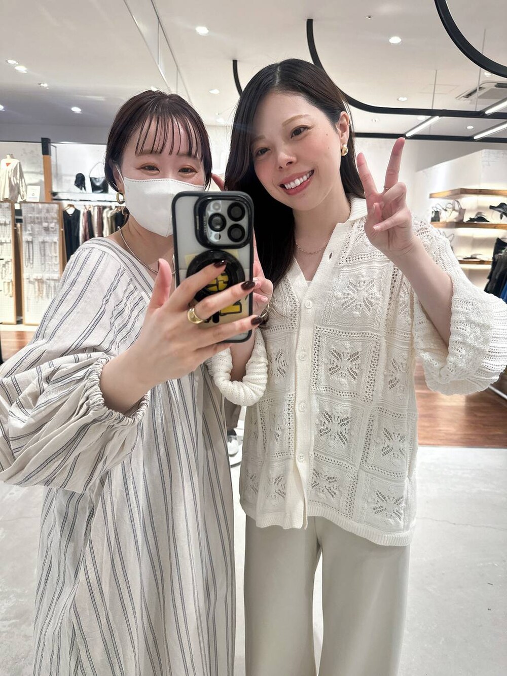 ホワイト系のワンピース、ホワイト系のその他パンツ、ホワイト系のカーディガン/ボレロを着用したレディースの春コーディネートの3枚目の写真