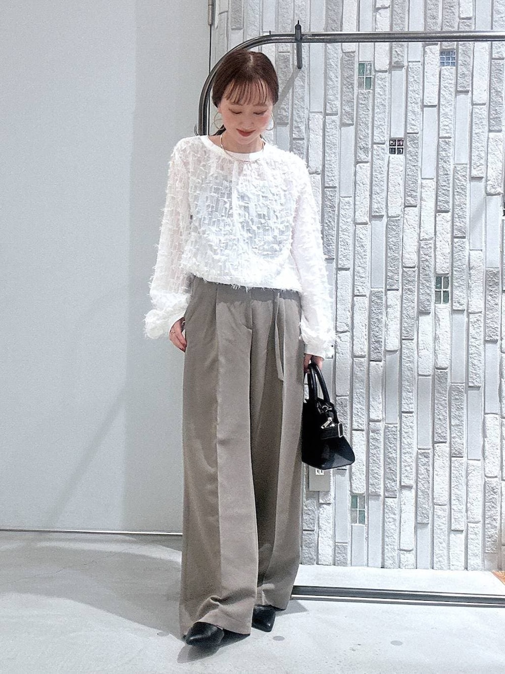 ブラウン系のその他パンツ、ブラウン系のテーラードジャケット、ホワイト系のシャツ/ブラウスを着用したレディースの冬コーディネートの7枚目の写真