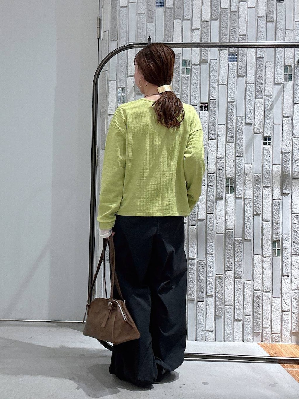 ブラウン系のボストンバッグ、ホワイト系のTシャツ/カットソー、グレー系のその他パンツを着用したレディースの春コーディネートの4枚目の写真