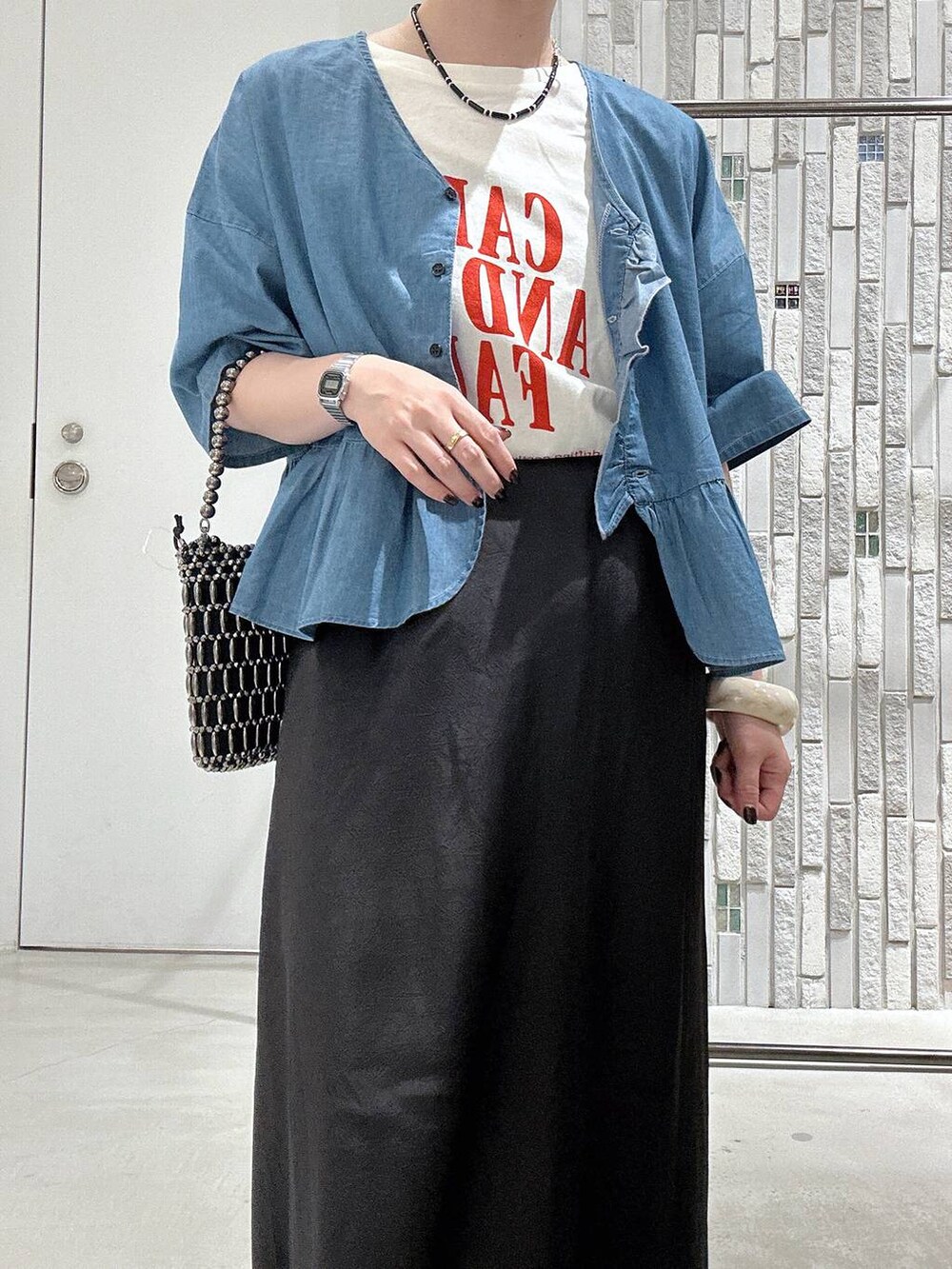 その他のショルダーバッグ、ホワイト系のTシャツ/カットソー、ホワイト系のサンダルを着用したレディースの夏コーディネートの4枚目の写真