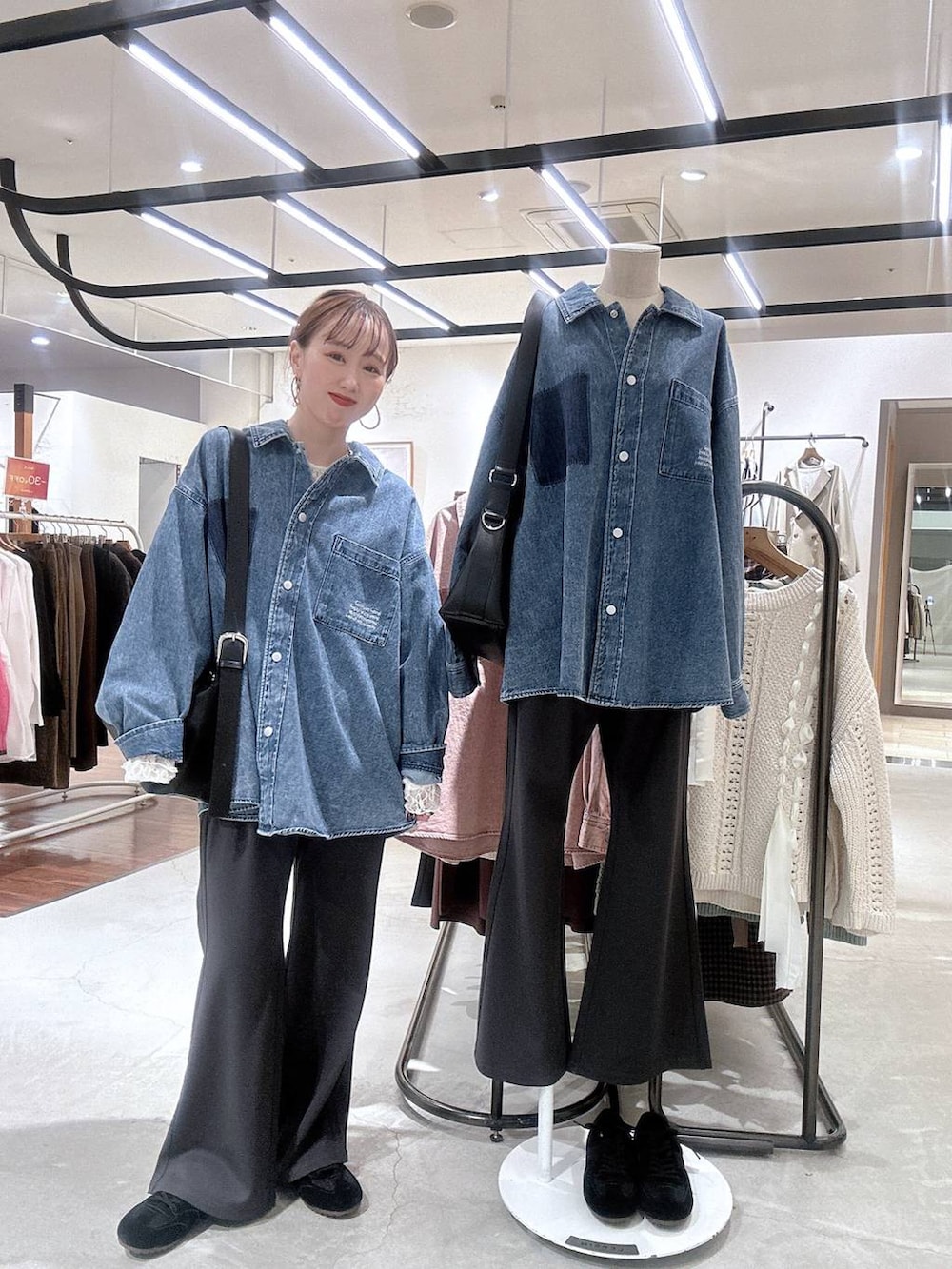 ブラック系のショルダーバッグ、ブルー系のシャツ/ブラウス、グレー系のその他パンツを着用したレディースの冬コーディネートの2枚目の写真