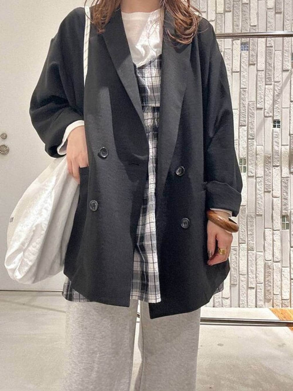 ホワイト系のTシャツ/カットソー、グレー系のスウェットパンツ、ブラック系のその他シューズを着用したレディースの春コーディネートの5枚目の写真