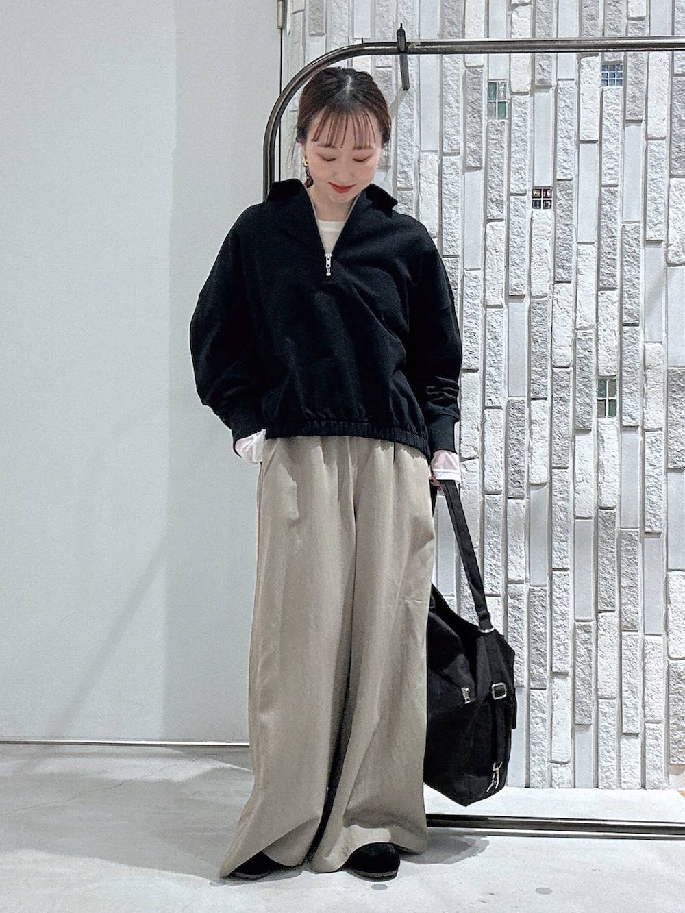 ホワイト系のTシャツ/カットソー、グレー系のショルダーバッグ、グリーン系のその他パンツを着用したレディースの冬コーディネートの3枚目の写真