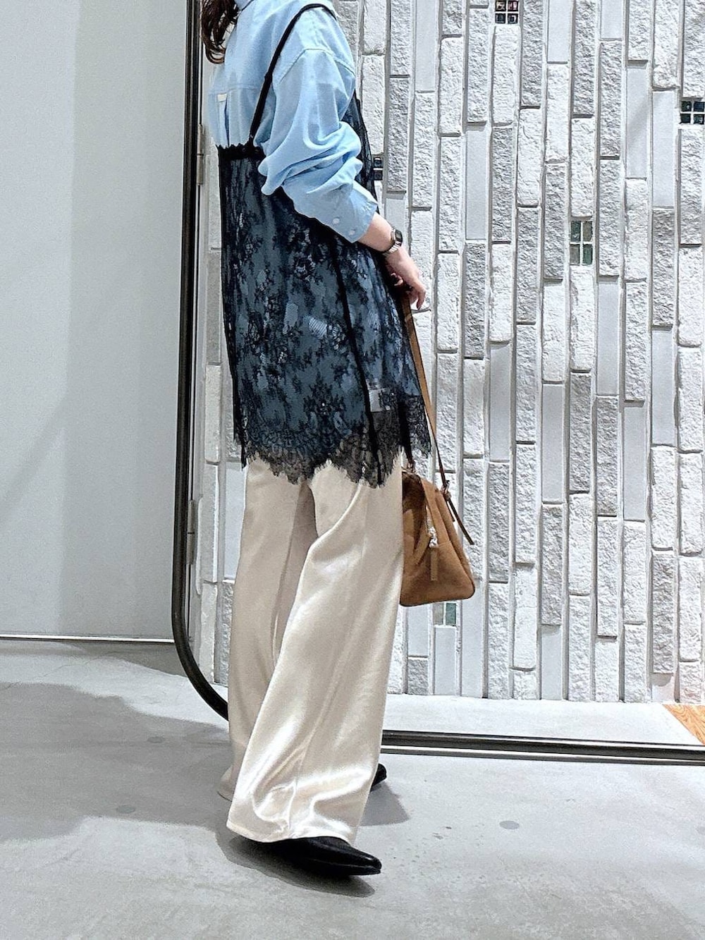 イエロー系のボストンバッグ、ブルー系のシャツ/ブラウス、ホワイト系のその他パンツを着用したレディースの春コーディネートの3枚目の写真