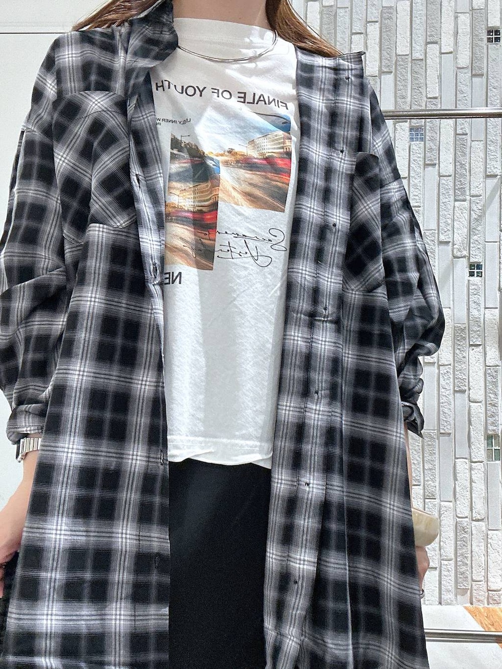 ブルー系のスニーカー、ブラック系のスカート、ホワイト系のTシャツ/カットソーを着用したレディースの夏コーディネートの5枚目の写真