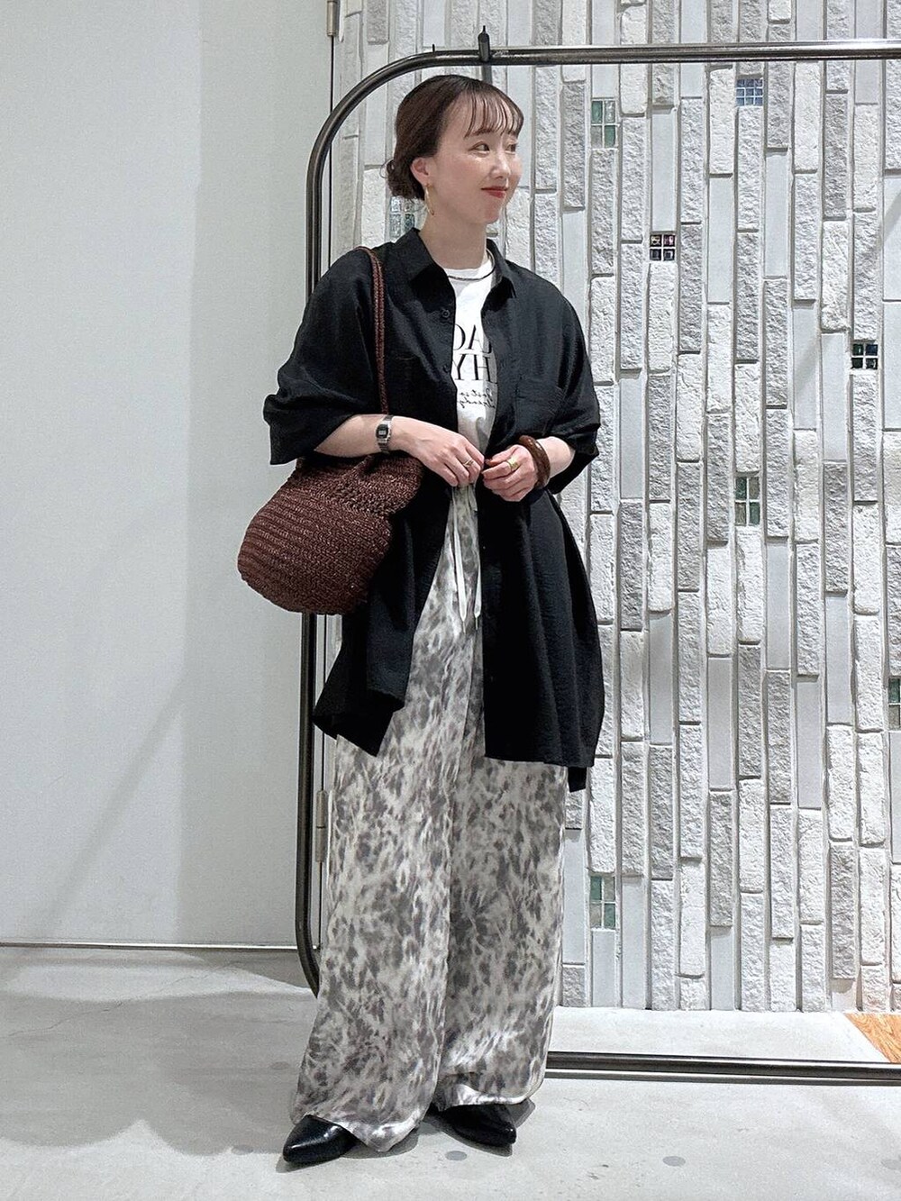 グレー系のシャツ/ブラウス、ブラウン系のショルダーバッグ、ブラック系のパンプスを着用したレディースの春コーディネートの2枚目の写真