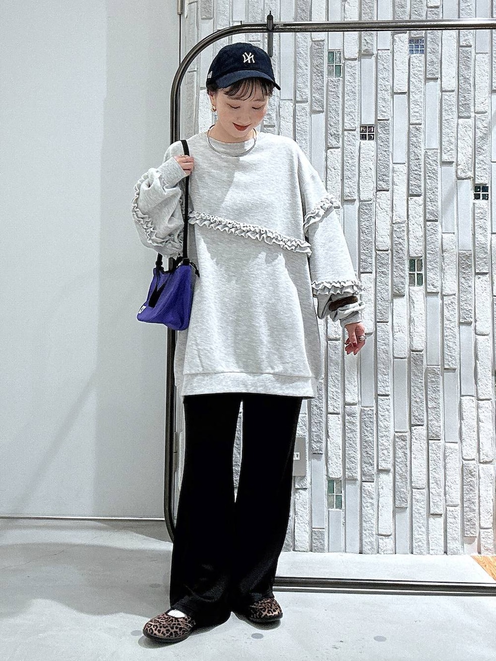 その他のパンプス、パープル系のショルダーバッグ、ブラック系のその他パンツを着用したレディースの秋コーディネートの3枚目の写真