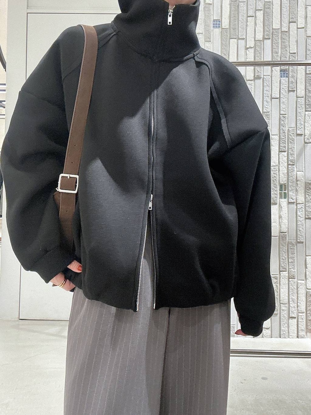グレー系のその他パンツ、ブラック系のローファー、ブラック系のカーディガン/ボレロを着用したレディースの秋コーディネートの5枚目の写真
