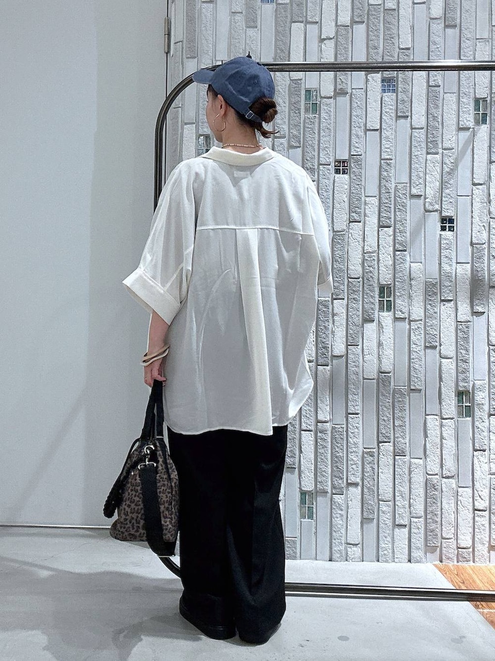 ブラウン系のTシャツ/カットソー、その他のショルダーバッグ、ベージュ系のサンダルを着用したレディースの夏コーディネートの4枚目の写真