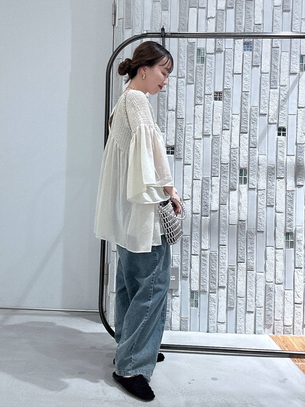ベージュ系のシャツ/ブラウス、シルバー系のショルダーバッグ、ブラック系のパンプスを着用したレディースの春コーディネートの3枚目の写真