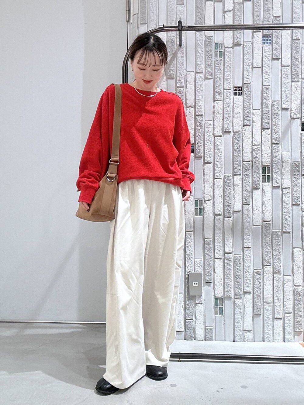 ホワイト系のその他パンツ、ブラウン系のショルダーバッグ、グレー系のその他アウターを着用したレディースの冬コーディネートの6枚目の写真